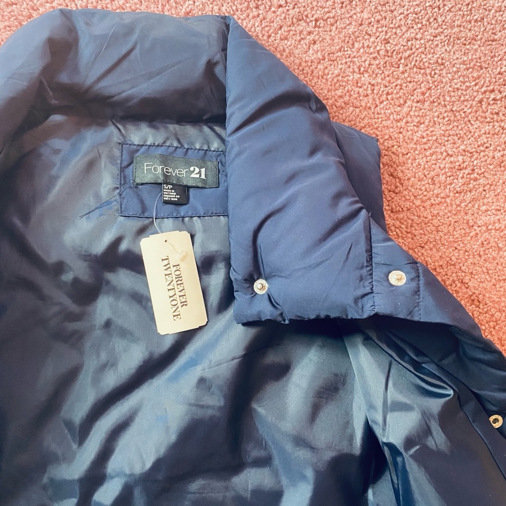 Forever 21 Women’s Sleeveless Puffer Jacket NWT - Picture 4 of 5
